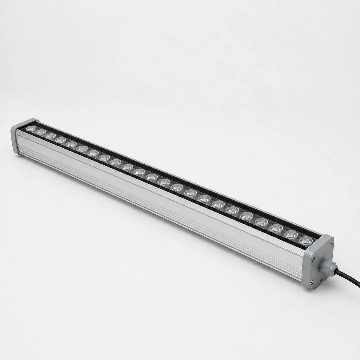 24W RGB Wallwasher · 67 cm (24 LED) — modele özel RGB ürün görseli